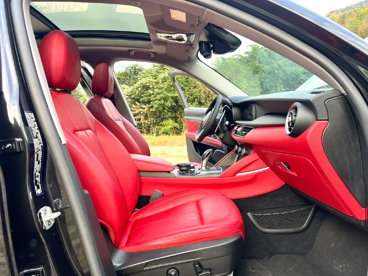 2017 Alfa Romeo Stelvio 2.0T 280HP L4 8AT,autocango,china used car exporter,china ev exporter,chinese used car exporter,chinese used ev exporter