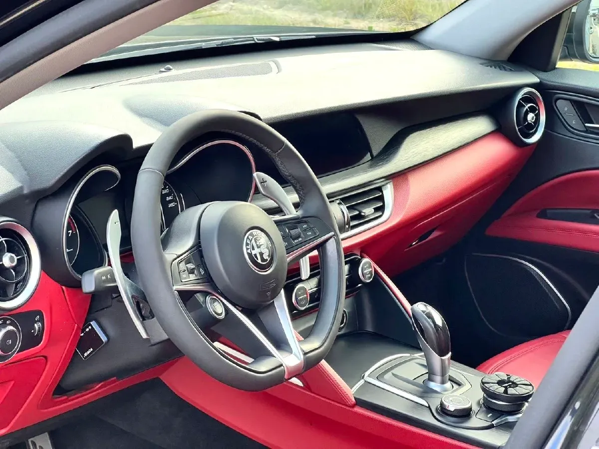 2017 Alfa Romeo Stelvio 2.0T 280HP L4 8AT,autocango,china used car exporter,china ev exporter,chinese used car exporter,chinese used ev exporter