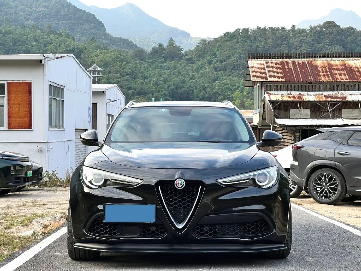 2017 Alfa Romeo Stelvio 2.0T 280HP L4 8AT,autocango,china used car exporter,china ev exporter,chinese used car exporter,chinese used ev exporter