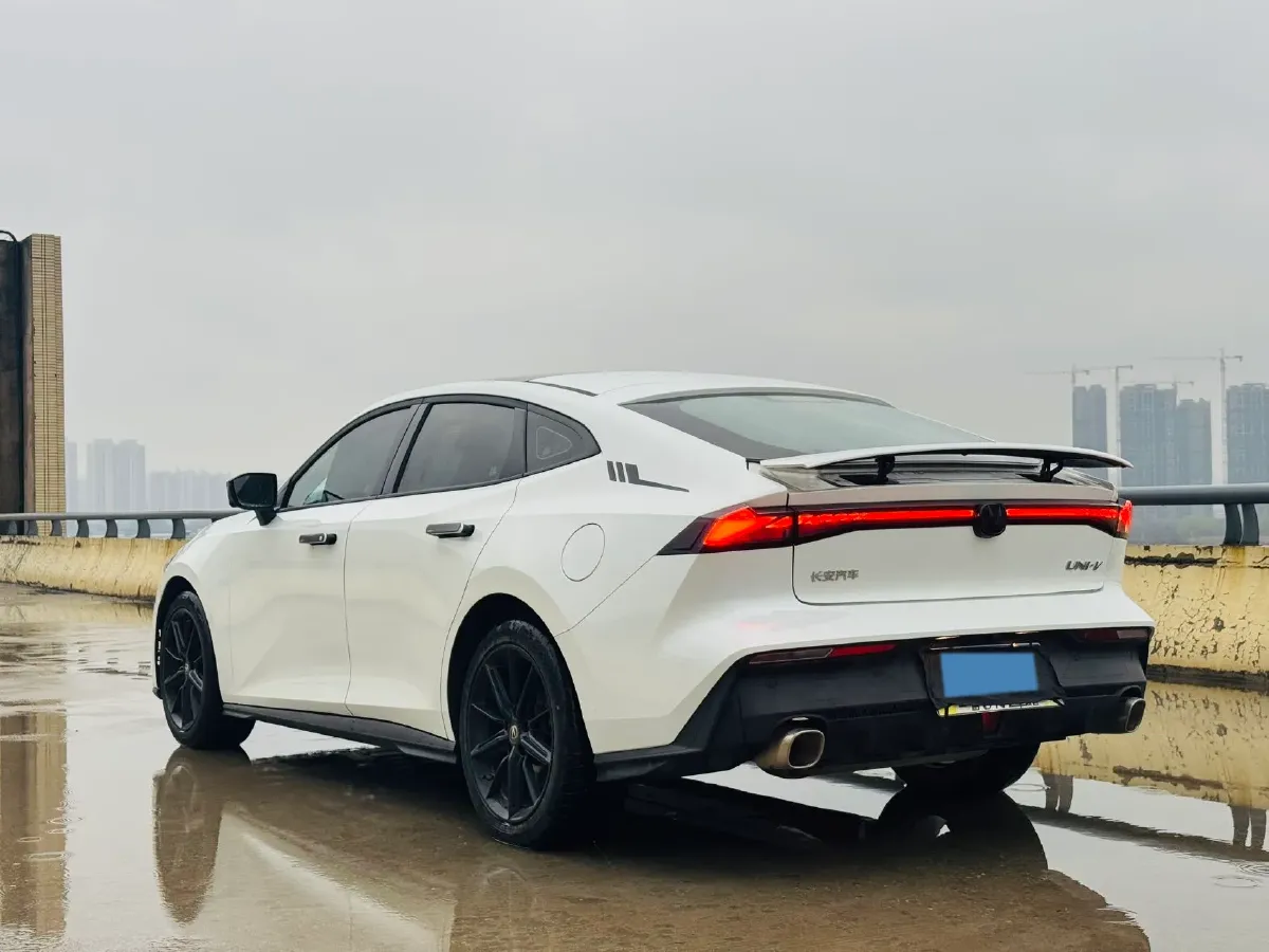 2023 ChangAn UNI-V 1.5T 188HP L4 7DCT,autocango,china used car exporter,china ev exporter,chinese used car exporter,chinese used ev exporter