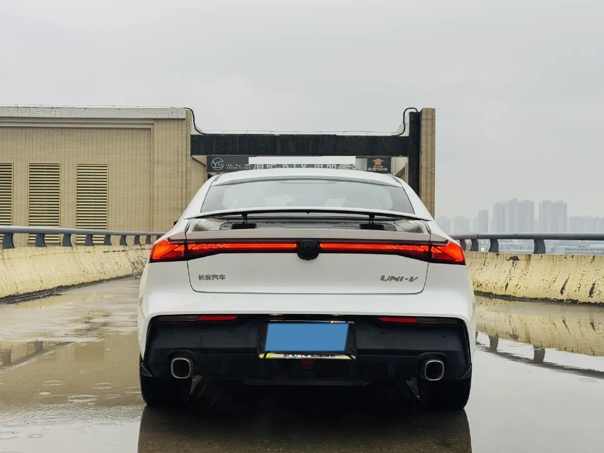 2023 ChangAn UNI-V 1.5T 188HP L4 7DCT,autocango,china used car exporter,china ev exporter,chinese used car exporter,chinese used ev exporter