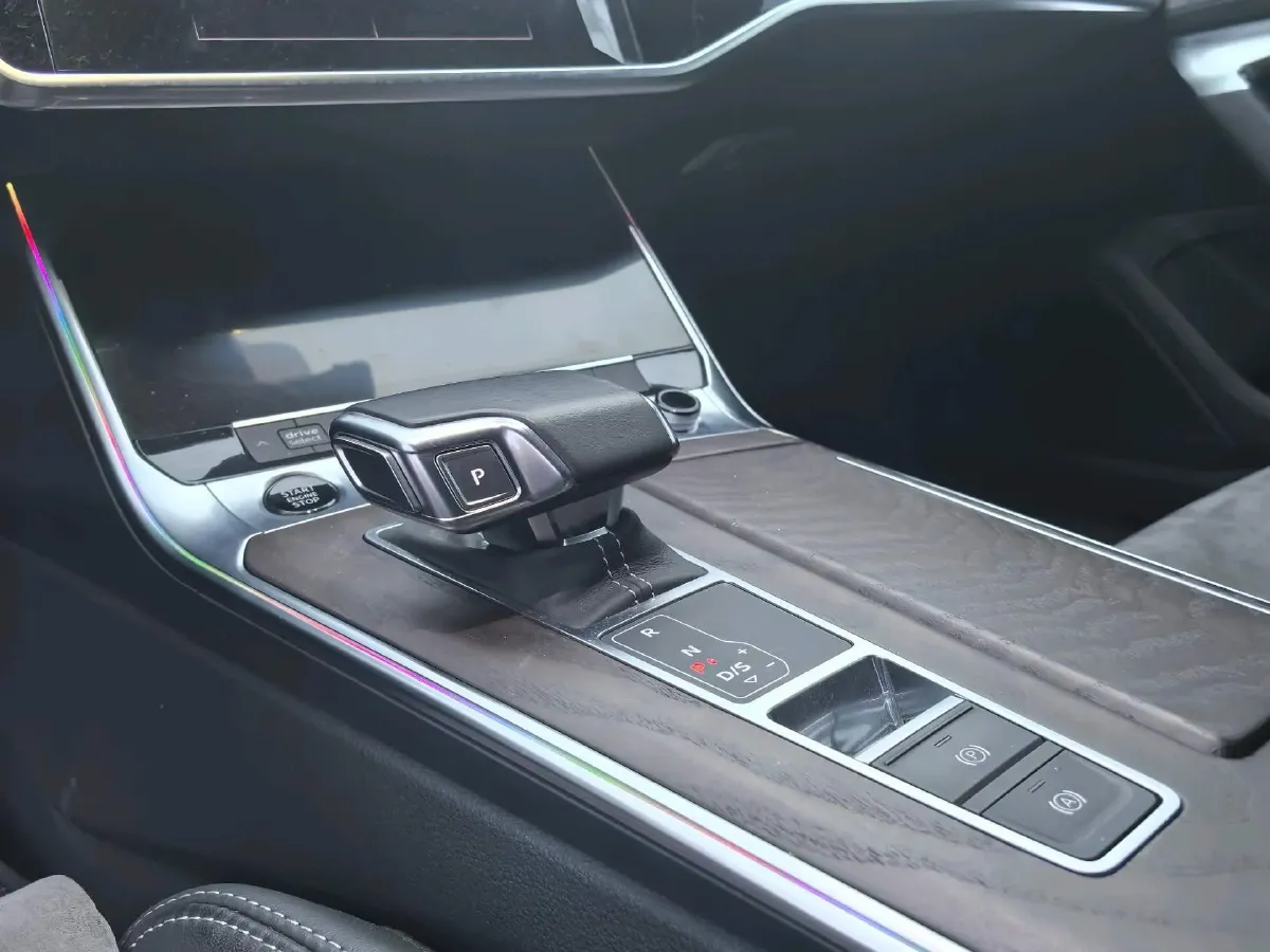 2021 Audi A6L 2.0T 224HP L4 7DCT,autocango,china used car exporter,china ev exporter,chinese used car exporter,chinese used ev exporter