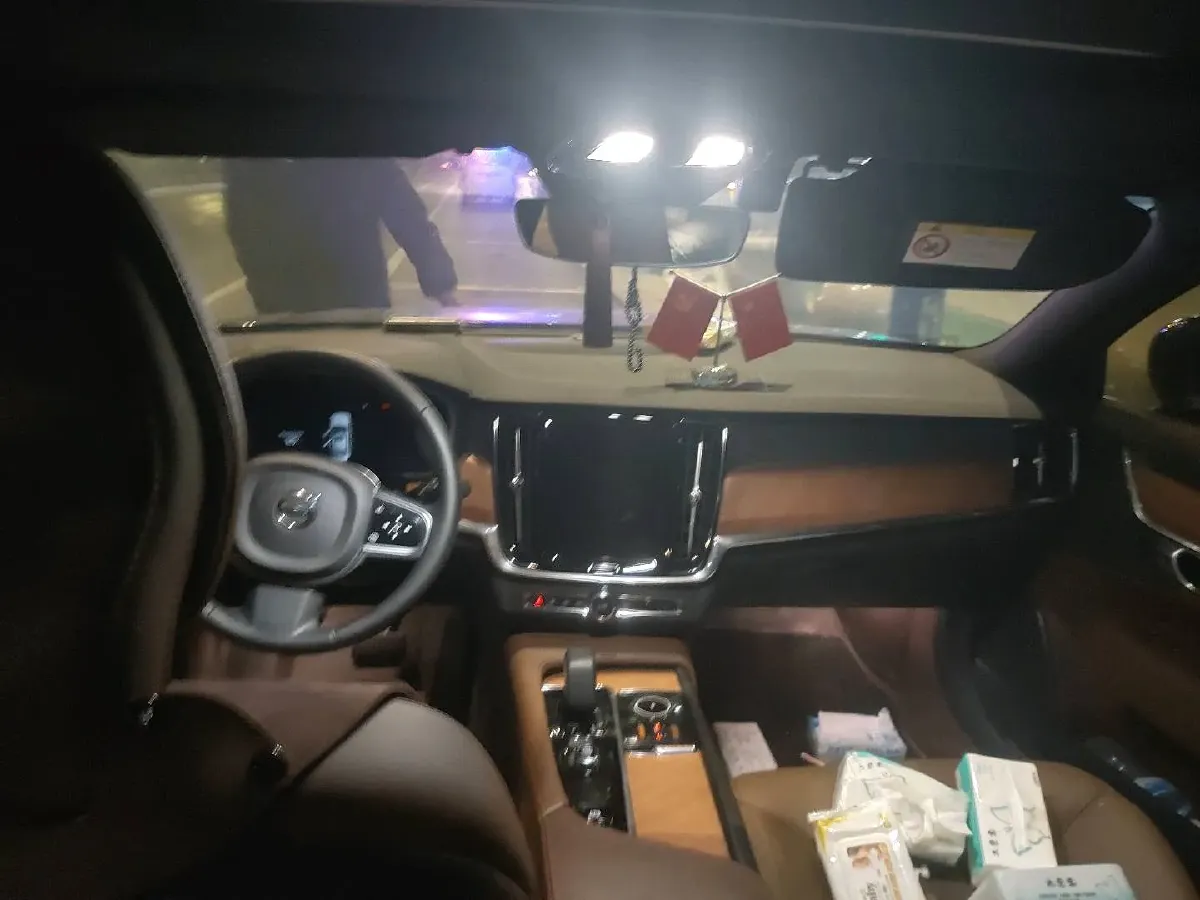 2025 Volvo S60 2.0T 197HP L4 7DCT,autocango,china used car exporter,china ev exporter,chinese used car exporter,chinese used ev exporter