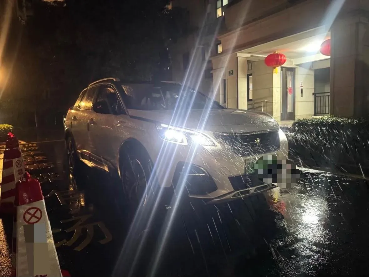 2020 Peugeot 4008 1.6T 200HP L4 8AT PHEV 13KWH,autocango,china used car exporter,china ev exporter,chinese used car exporter,chinese used ev exporter