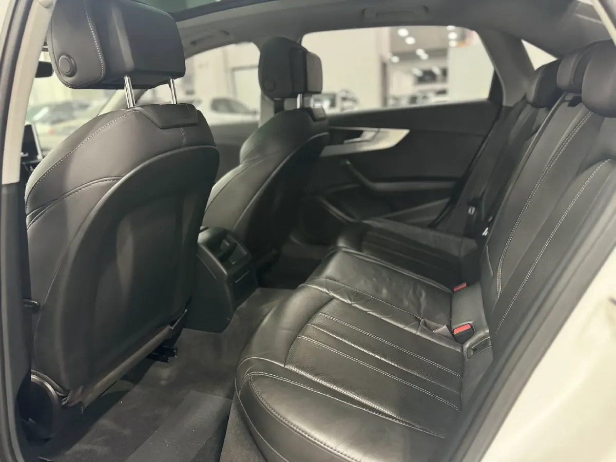 2020 Audi A4L 2.0T 190HP L4 7DCT,autocango,china used car exporter,china ev exporter,chinese used car exporter,chinese used ev exporter