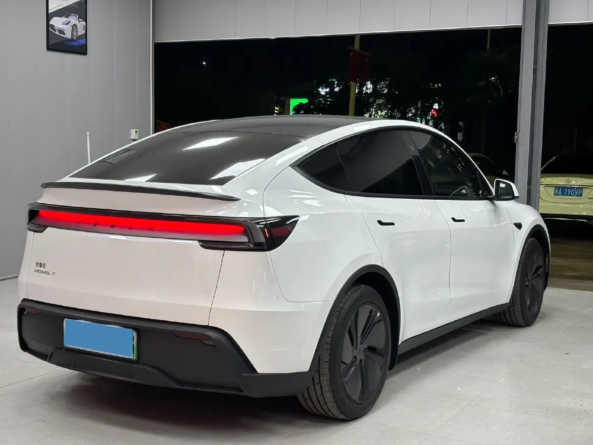 2025 Tesla Model Y BEV 62.5KWH,autocango,china used car exporter,china ev exporter,chinese used car exporter,chinese used ev exporter