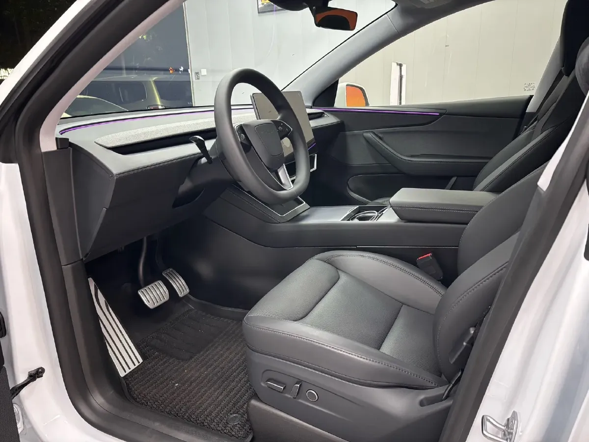 2025 Tesla Model Y BEV 62.5KWH,autocango,china used car exporter,china ev exporter,chinese used car exporter,chinese used ev exporter