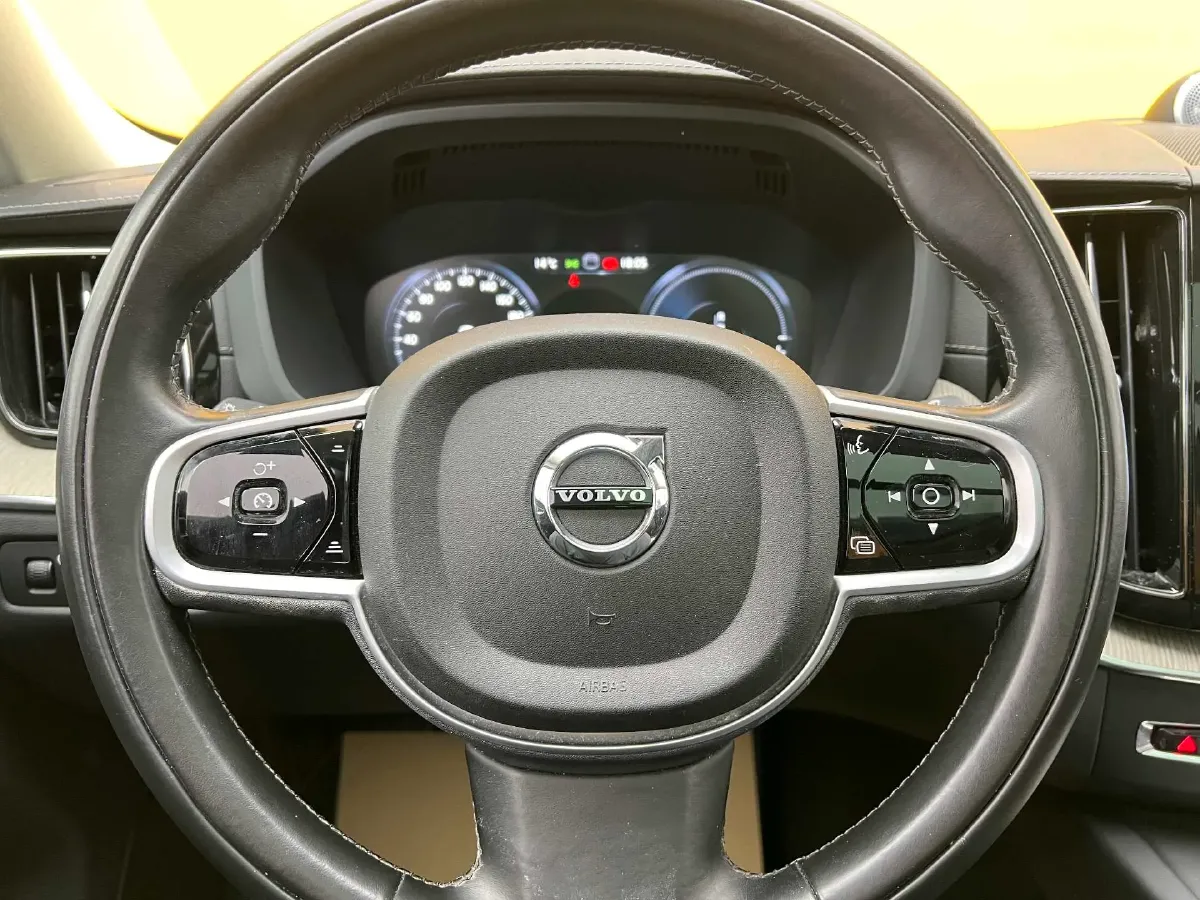 2019 Volvo XC60 PHEV 2.0T 320HP L4 8AT PHEV 10.1KWH,autocango,china used car exporter,china ev exporter,chinese used car exporter,chinese used ev exporter