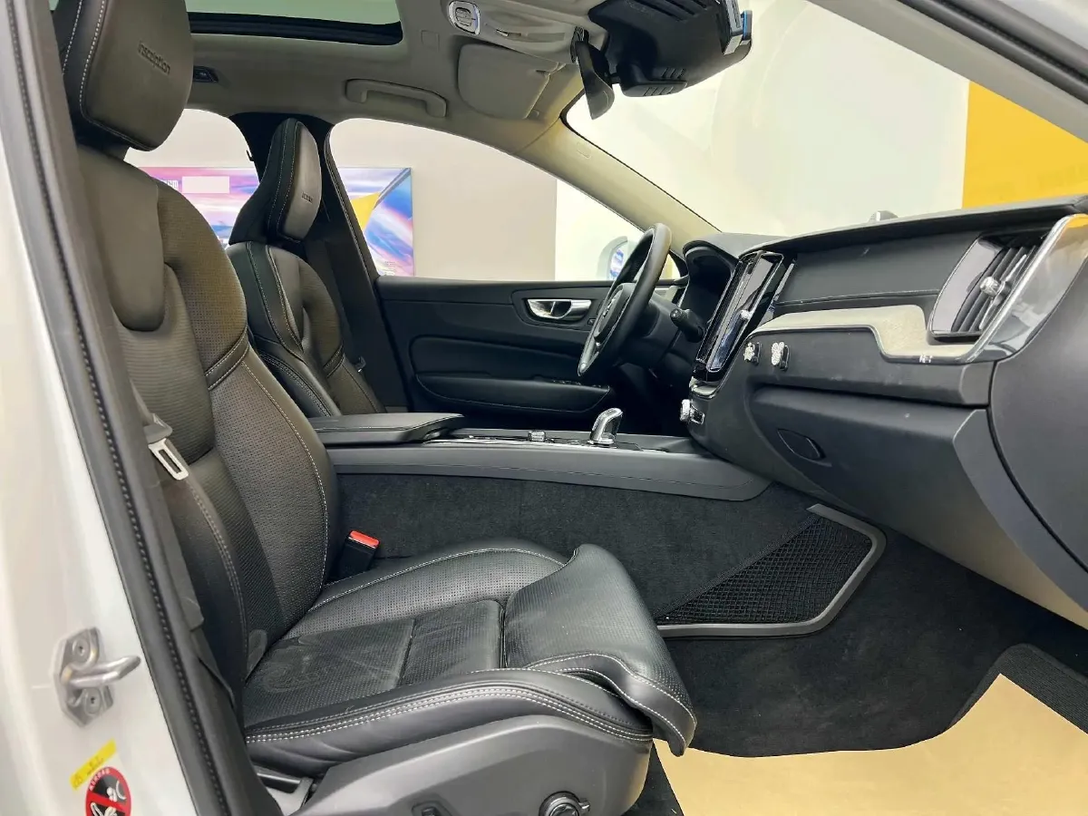 2019 Volvo XC60 PHEV 2.0T 320HP L4 8AT PHEV 10.1KWH,autocango,china used car exporter,china ev exporter,chinese used car exporter,chinese used ev exporter