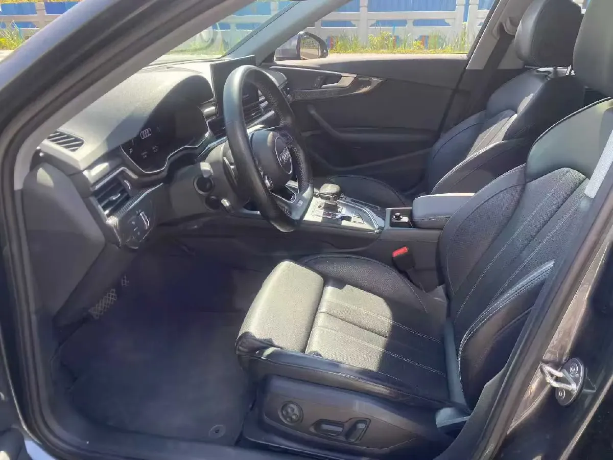 2022 Audi A4L 2.0T 190HP L4 7DCT,autocango,china used car exporter,china ev exporter,chinese used car exporter,chinese used ev exporter
