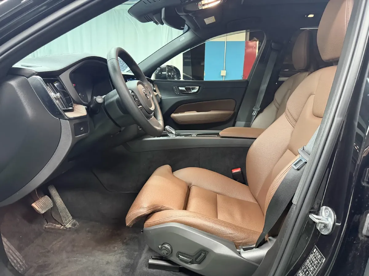 2024 Volvo XC60 2.0T 250HP L4 8AT,autocango,china used car exporter,china ev exporter,chinese used car exporter,chinese used ev exporter