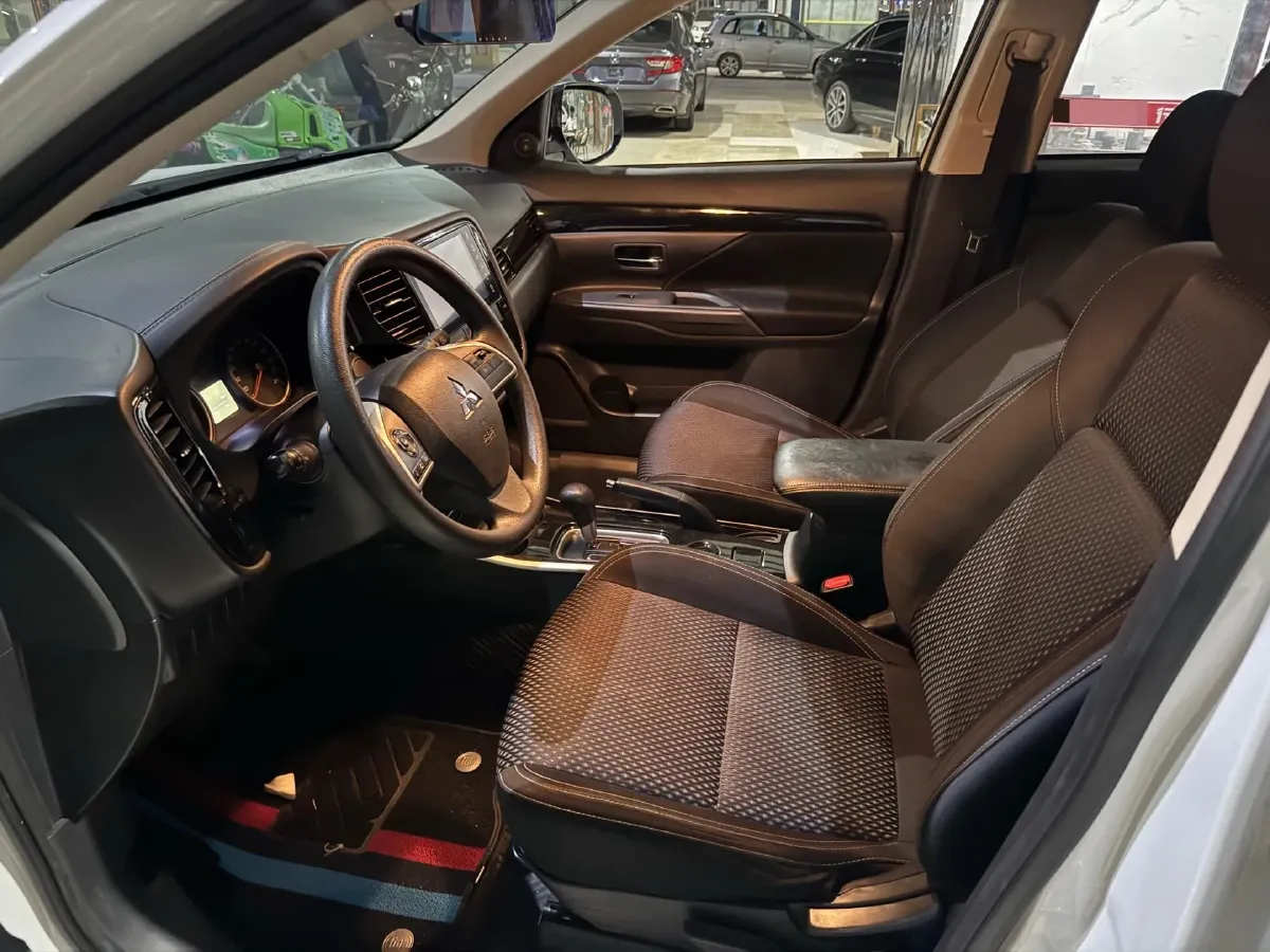 2021 Mitsubishi Outlander 2.0L 166HP L4 CVT,autocango,china used car exporter,china ev exporter,chinese used car exporter,chinese used ev exporter