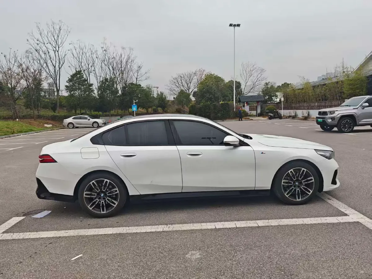 2024 BMW 5 Series 2.0T 190HP L4 8AT,autocango,china used car exporter,china ev exporter,chinese used car exporter,chinese used ev exporter