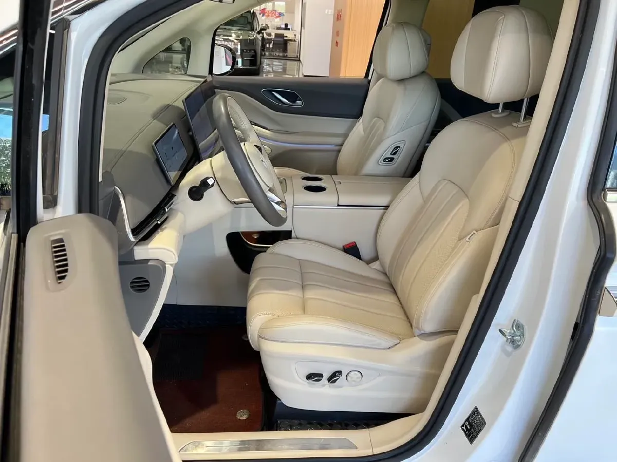 2025 Voyah Dream 1.5T 150HP L4 PHEV 41.7KWH,autocango,china used car exporter,china ev exporter,chinese used car exporter,chinese used ev exporter