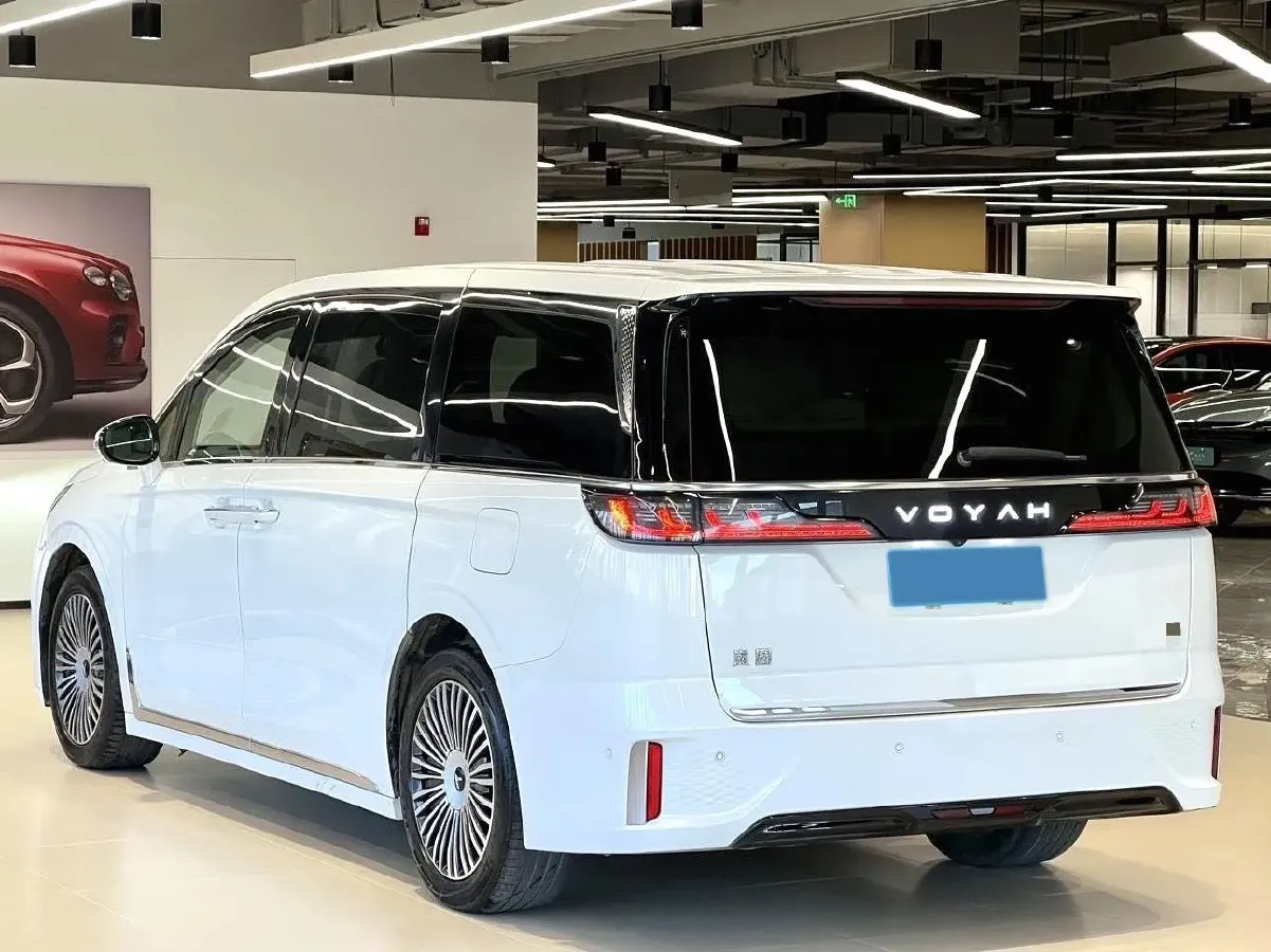 2025 Voyah Dream 1.5T 150HP L4 PHEV 41.7KWH,autocango,china used car exporter,china ev exporter,chinese used car exporter,chinese used ev exporter