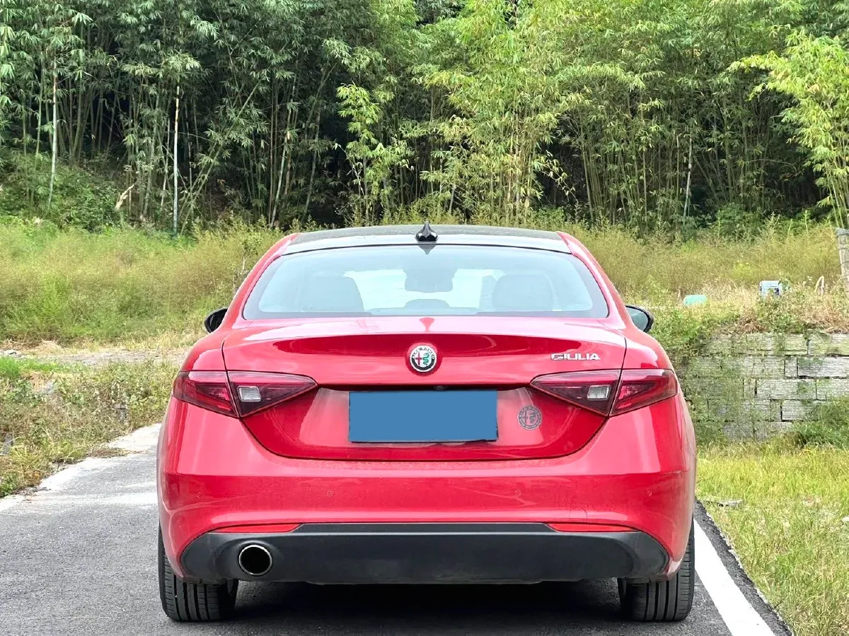 2017 Alfa Romeo Giulia 2.0T 200HP L4 8AT,autocango,china used car exporter,china ev exporter,chinese used car exporter,chinese used ev exporter