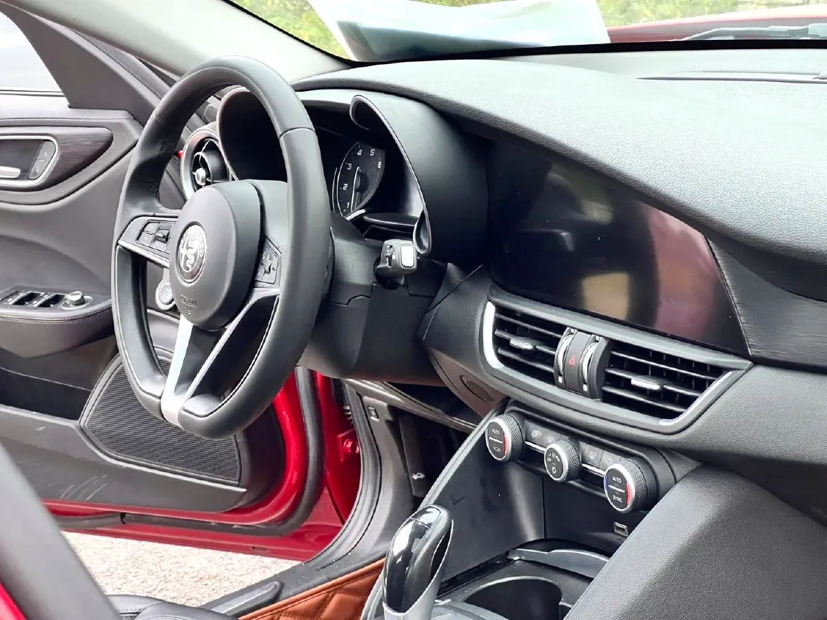 2017 Alfa Romeo Giulia 2.0T 200HP L4 8AT,autocango,china used car exporter,china ev exporter,chinese used car exporter,chinese used ev exporter