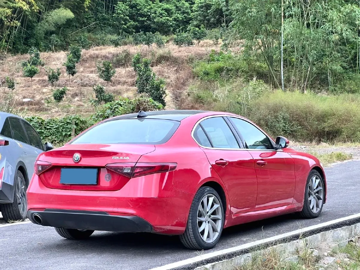 2017 Alfa Romeo Giulia 2.0T 200HP L4 8AT,autocango,china used car exporter,china ev exporter,chinese used car exporter,chinese used ev exporter