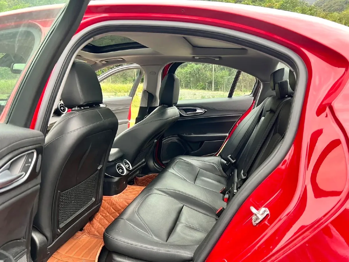 2017 Alfa Romeo Giulia 2.0T 200HP L4 8AT,autocango,china used car exporter,china ev exporter,chinese used car exporter,chinese used ev exporter