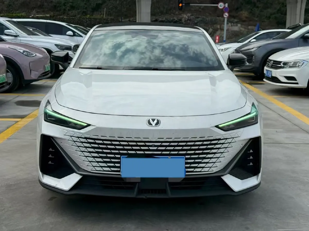 2022 ChangAn UNI-V 1.5T 188HP L4 7DCT,autocango,china used car exporter,china ev exporter,chinese used car exporter,chinese used ev exporter