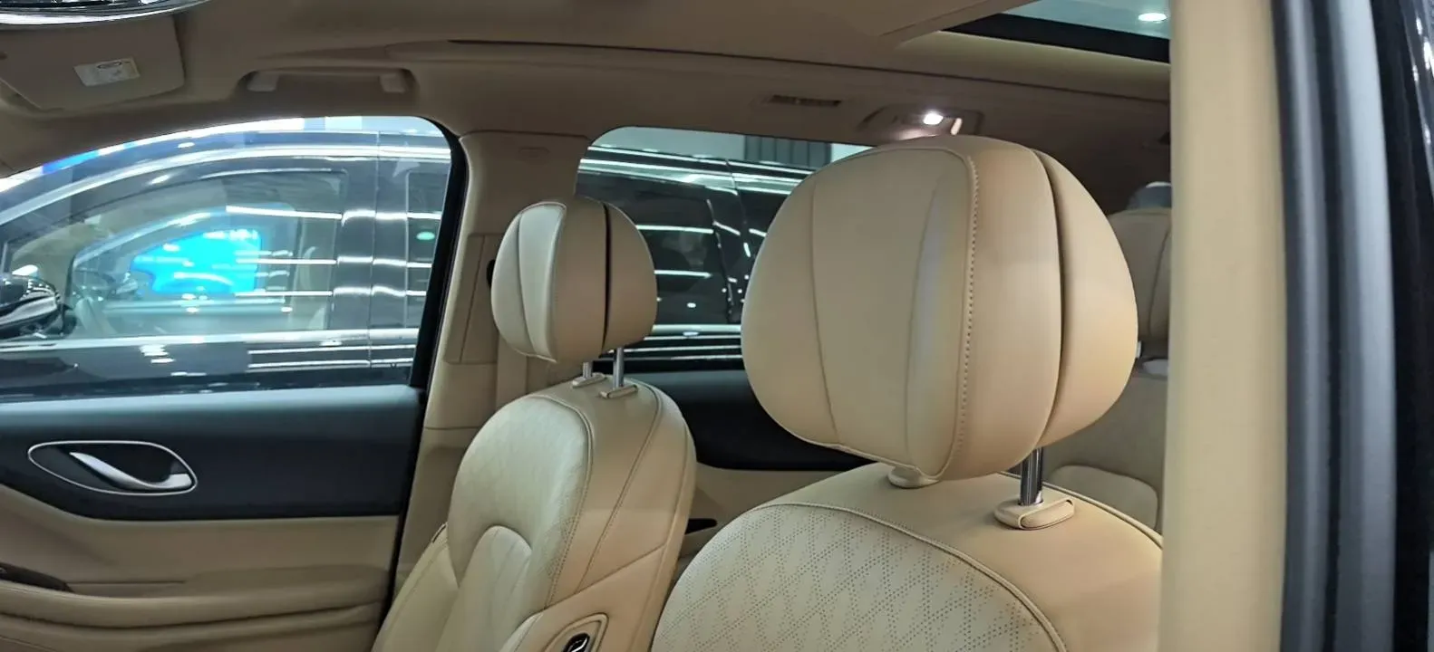 2024 Voyah Dream 1.5T 150HP L4 PHEV 43KWH,autocango,china used car exporter,china ev exporter,chinese used car exporter,chinese used ev exporter