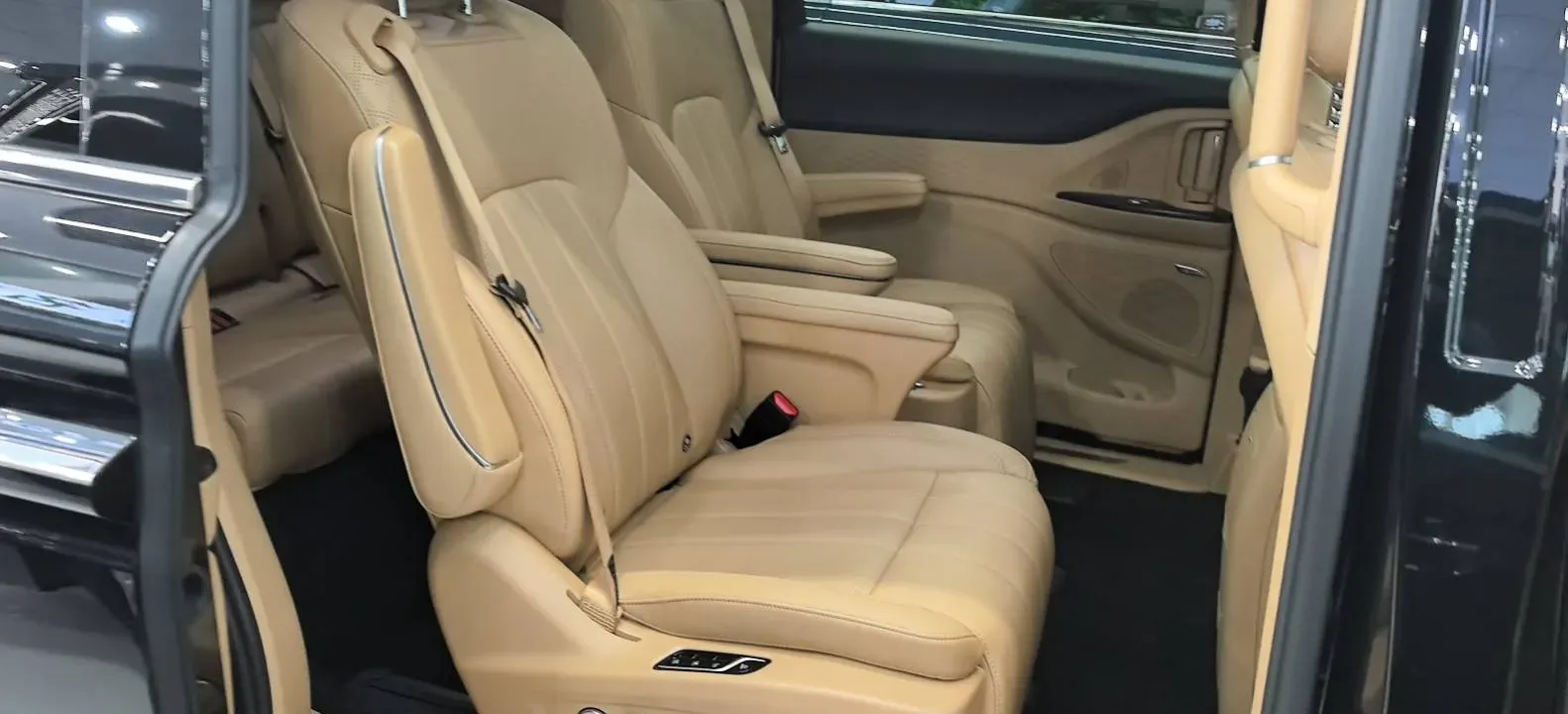 2024 Voyah Dream 1.5T 150HP L4 PHEV 43KWH,autocango,china used car exporter,china ev exporter,chinese used car exporter,chinese used ev exporter