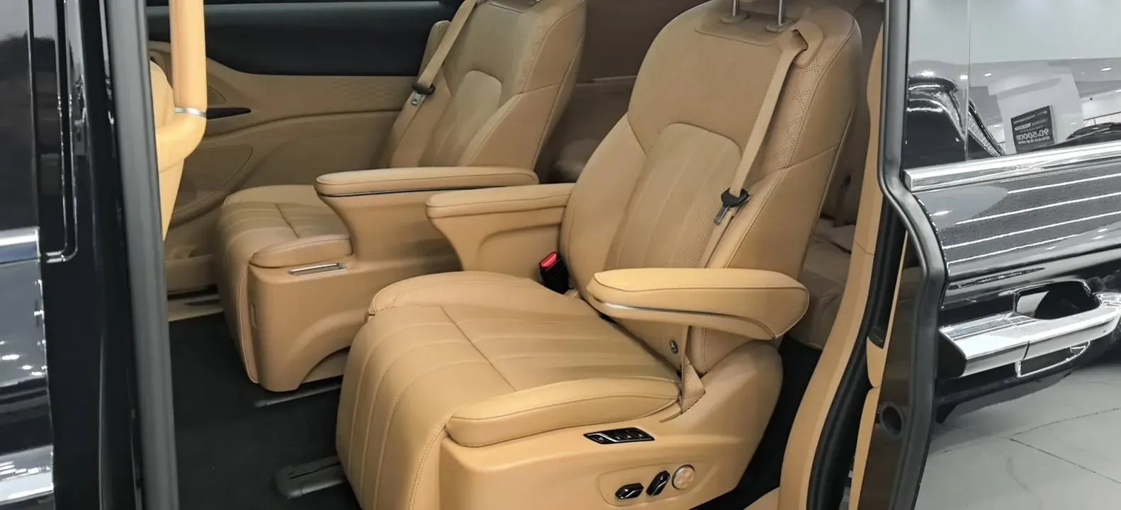 2024 Voyah Dream 1.5T 150HP L4 PHEV 43KWH,autocango,china used car exporter,china ev exporter,chinese used car exporter,chinese used ev exporter