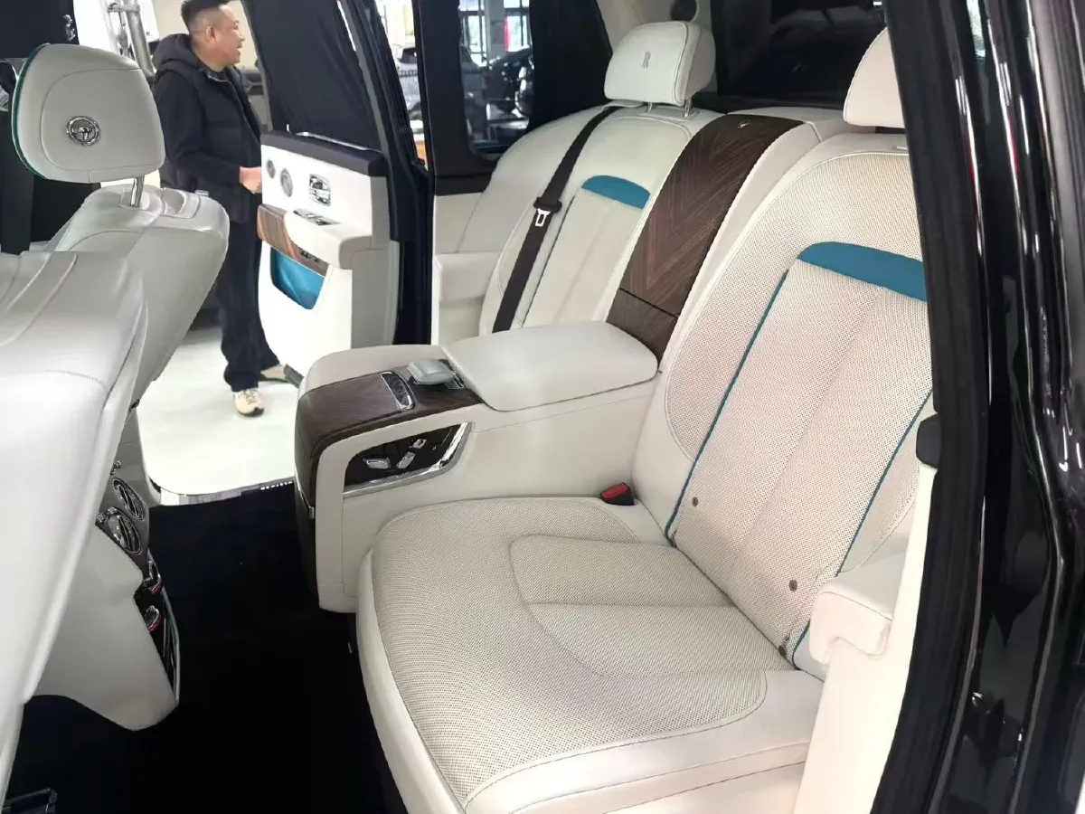 2018 Rolls-Royce Cullinan 6.7T 571HP V12 8AT,autocango,china used car exporter,china ev exporter,chinese used car exporter,chinese used ev exporter