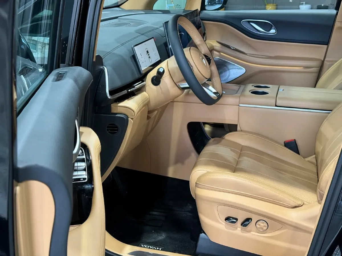 2025 Voyah Dream 1.5T 150HP L4 PHEV 41.7KWH,autocango,china used car exporter,china ev exporter,chinese used car exporter,chinese used ev exporter