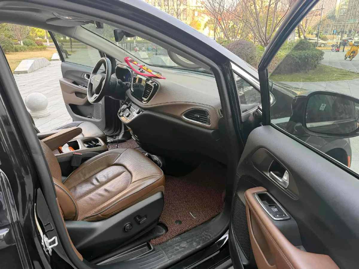 2017 Chrysler Pacifica 3.6L 279HP V6 9AT,autocango,china used car exporter,china ev exporter,chinese used car exporter,chinese used ev exporter