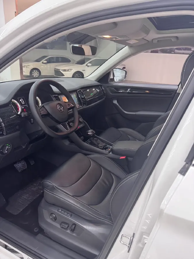 2019 Skoda Superb 2.0T 220HP L4 7DCT,autocango,china used car exporter,china ev exporter,chinese used car exporter,chinese used ev exporter