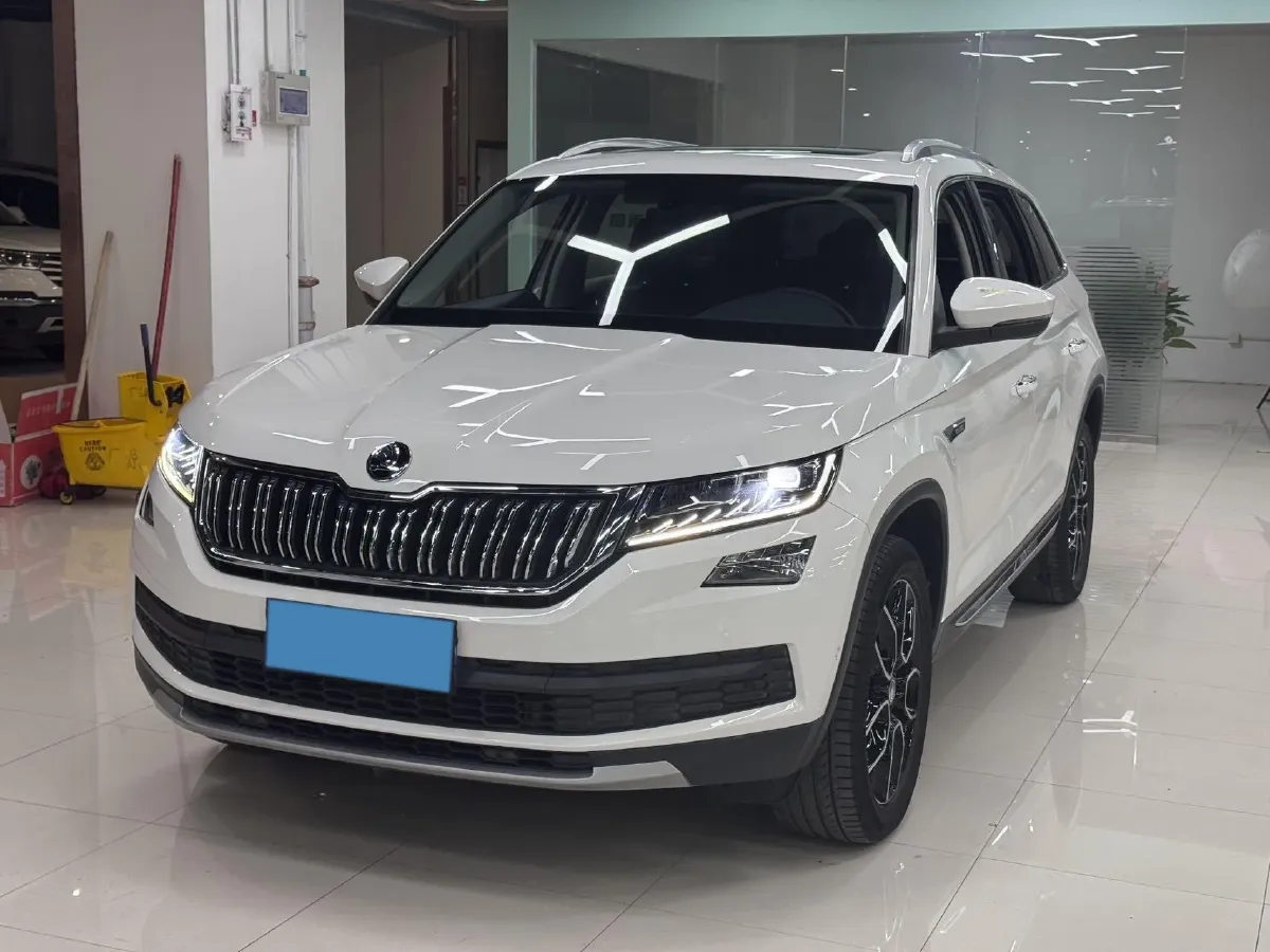 2019 Skoda Superb 2.0T 220HP L4 7DCT,autocango,china used car exporter,china ev exporter,chinese used car exporter,chinese used ev exporter