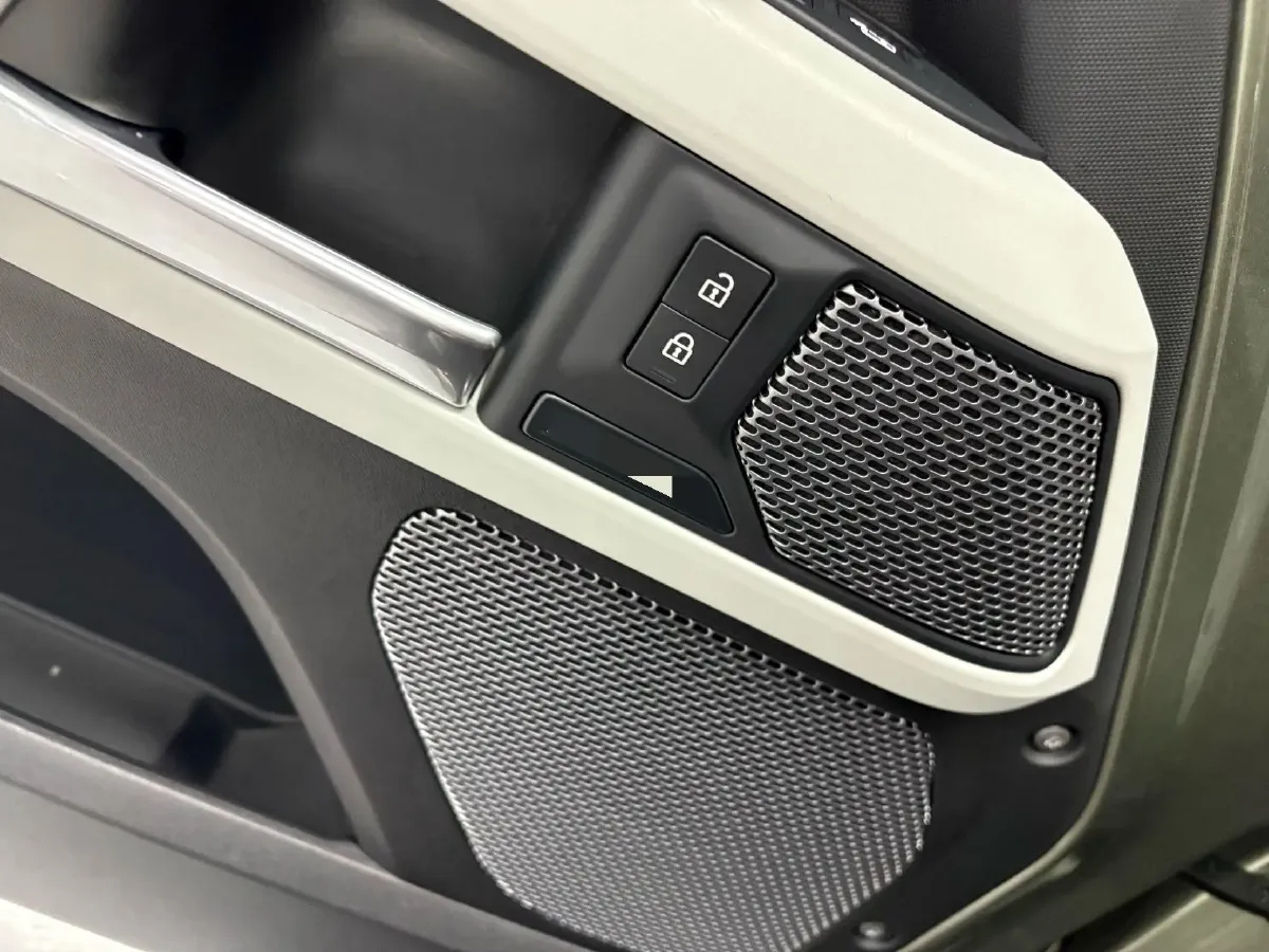 2020 Land Rover Defender 3.0T 400HP L6 8AT,autocango,china used car exporter,china ev exporter,chinese used car exporter,chinese used ev exporter