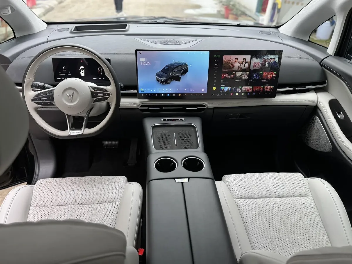 2025 Voyah Dream 1.5T 150HP L4 PHEV 41.7KWH,autocango,china used car exporter,china ev exporter,chinese used car exporter,chinese used ev exporter