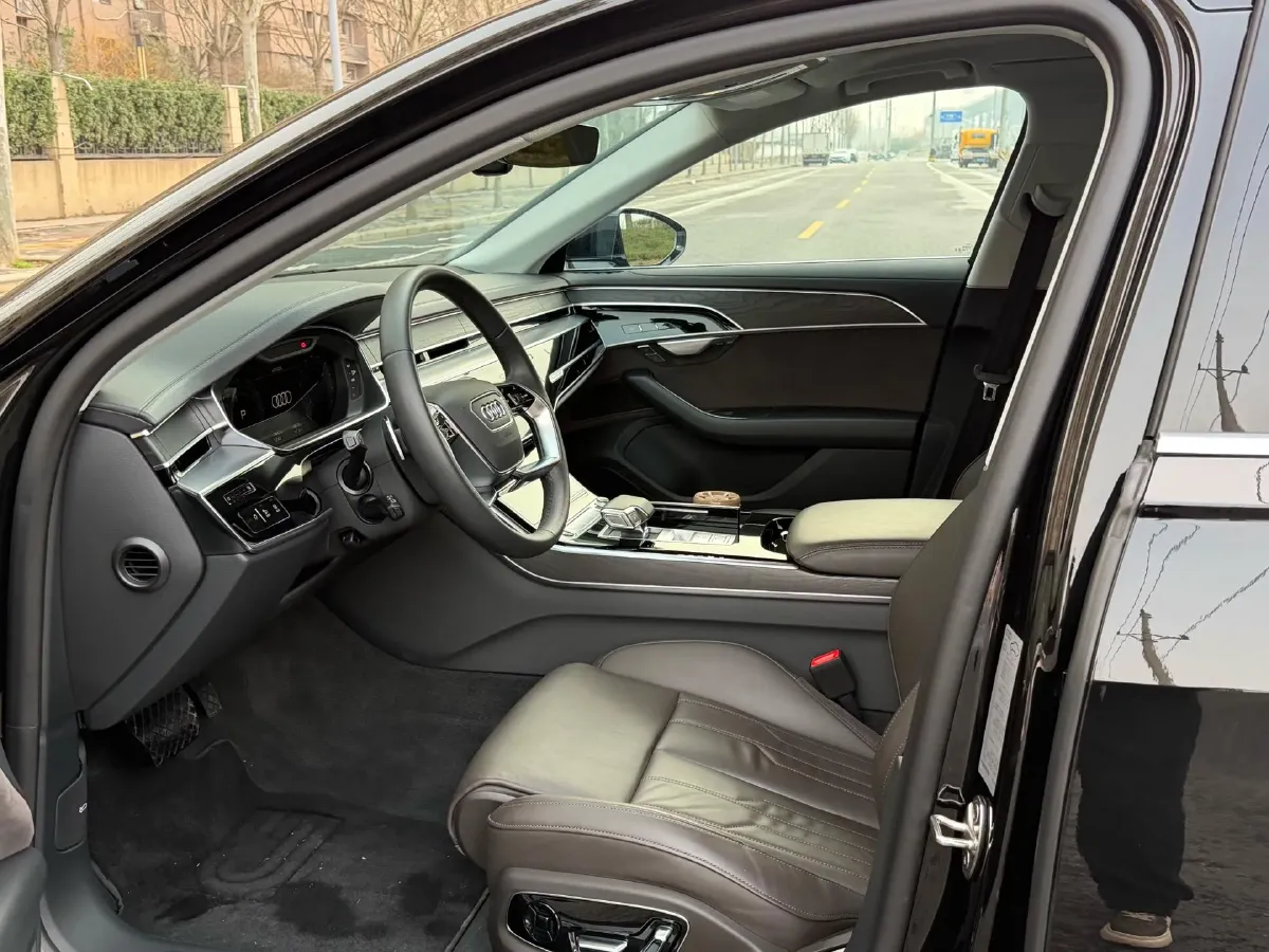 2025 Audi A8 2.0T 265HP L4 8AT,autocango,china used car exporter,china ev exporter,chinese used car exporter,chinese used ev exporter