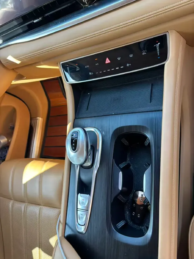 2022 Voyah Dream 1.5T 136HP L4 PHEV 25.57KWH,autocango,china used car exporter,china ev exporter,chinese used car exporter,chinese used ev exporter