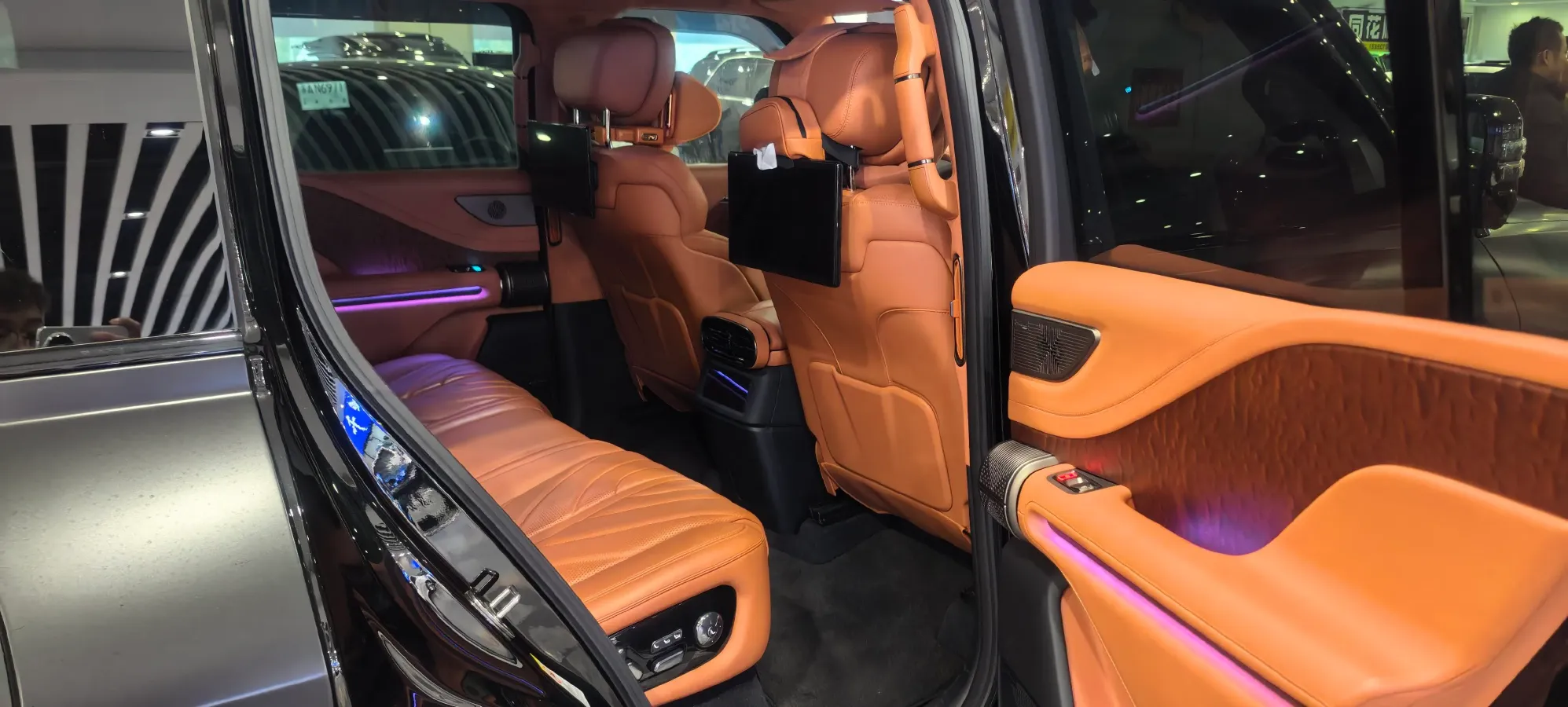 2023 YangWang U8 2.0T 272HP L4 REEV 49.05KWH,autocango,china used car exporter,china ev exporter,chinese used car exporter,chinese used ev exporter