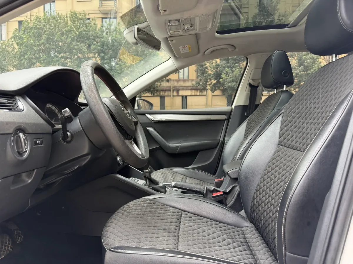 2019 Skoda Octavia 1.2T 116HP L4 7DCT,autocango,china used car exporter,china ev exporter,chinese used car exporter,chinese used ev exporter