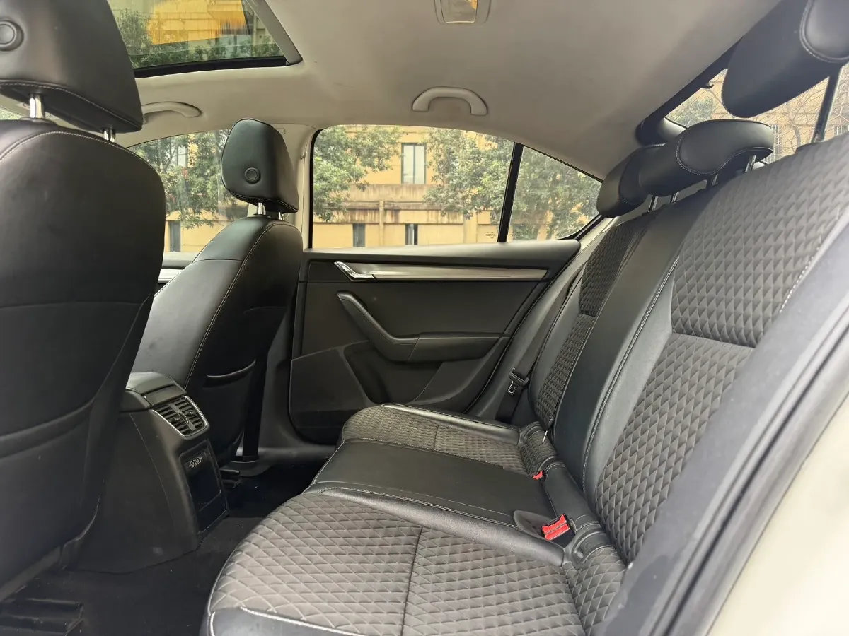 2019 Skoda Octavia 1.2T 116HP L4 7DCT,autocango,china used car exporter,china ev exporter,chinese used car exporter,chinese used ev exporter