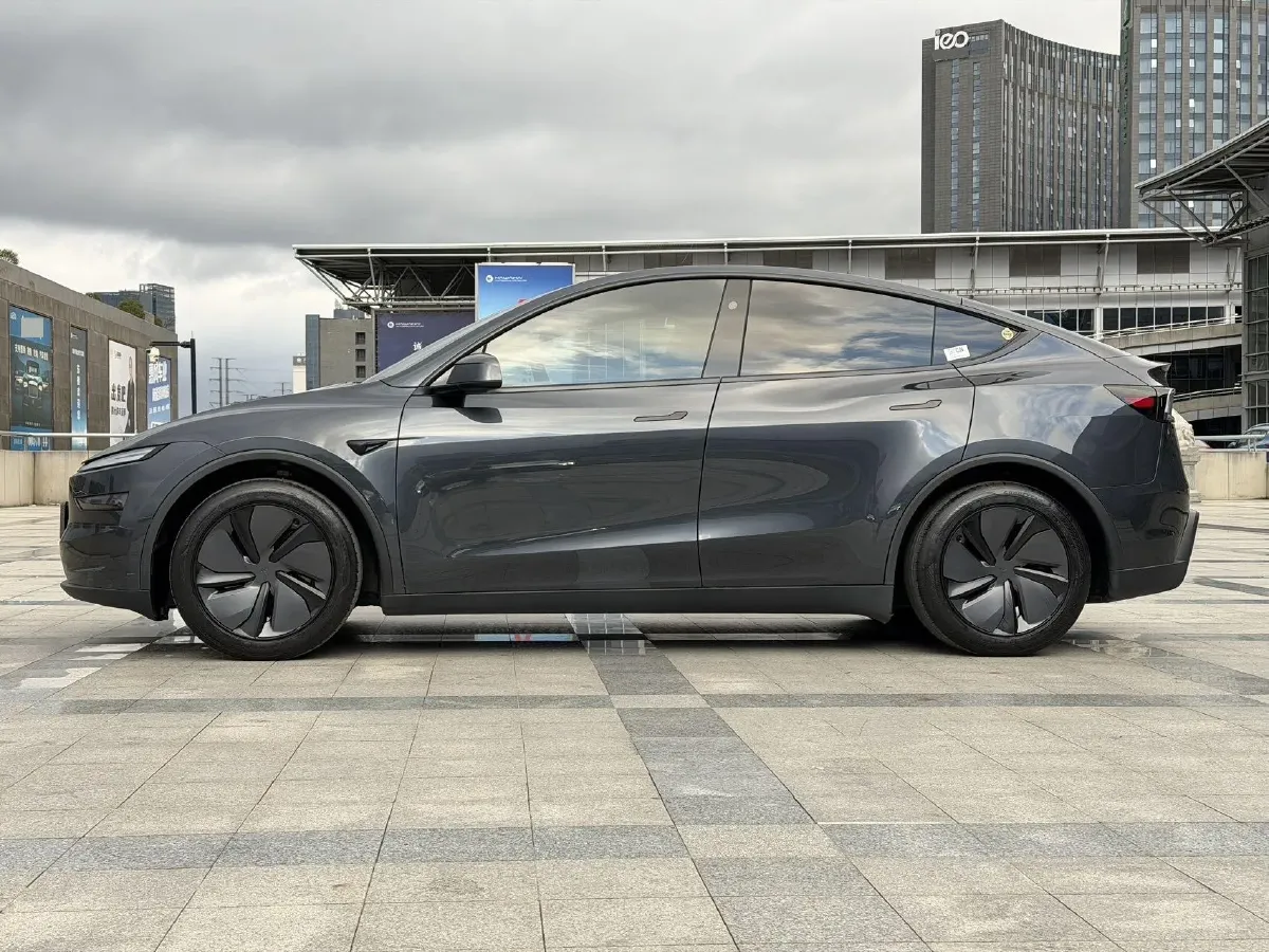 2025 Tesla Model Y BEV 62.5KWH,autocango,china used car exporter,china ev exporter,chinese used car exporter,chinese used ev exporter