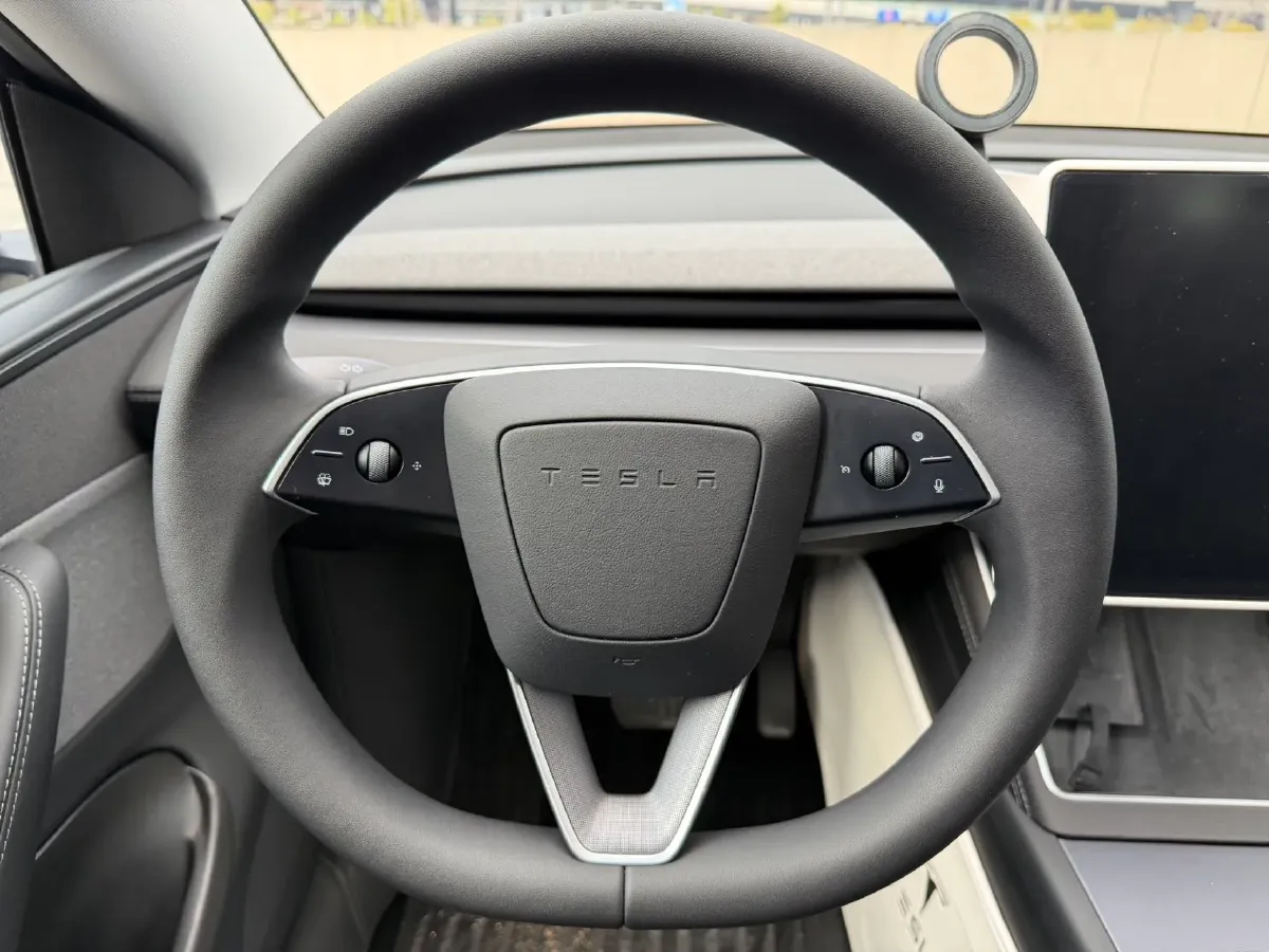2025 Tesla Model Y BEV 62.5KWH,autocango,china used car exporter,china ev exporter,chinese used car exporter,chinese used ev exporter