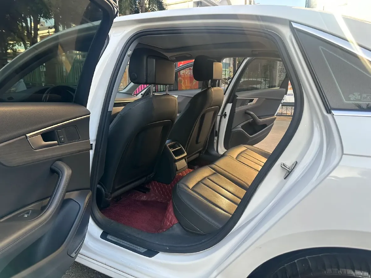 2022 Audi A4L 2.0T 190HP L4 7DCT,autocango,china used car exporter,china ev exporter,chinese used car exporter,chinese used ev exporter