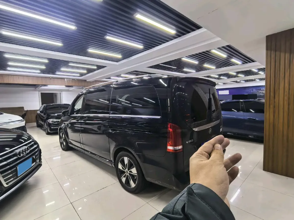 2022 Mercedes-Benz V Class 2.0T 211HP L4 9AT,autocango,china used car exporter,china ev exporter,chinese used car exporter,chinese used ev exporter