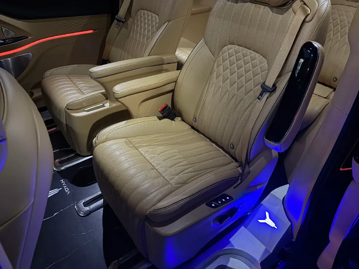 2024 Voyah Dream 1.5T 150HP L4 PHEV 43KWH,autocango,china used car exporter,china ev exporter,chinese used car exporter,chinese used ev exporter