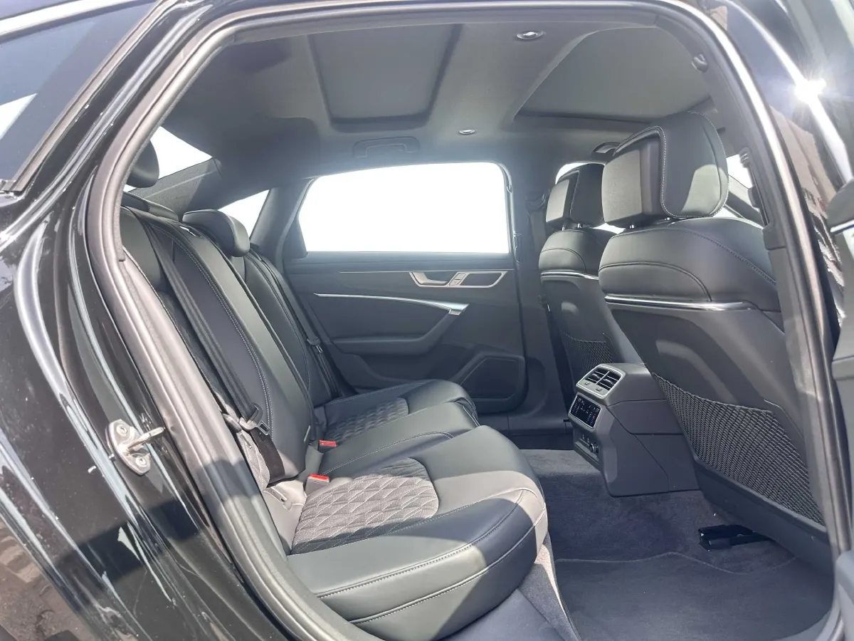 2025 Audi A6L 2.0T 245HP L4 7DCT,autocango,china used car exporter,china ev exporter,chinese used car exporter,chinese used ev exporter