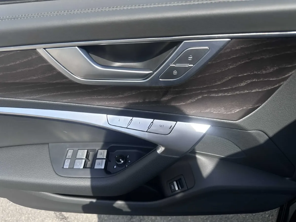 2025 Audi A6L 2.0T 245HP L4 7DCT,autocango,china used car exporter,china ev exporter,chinese used car exporter,chinese used ev exporter