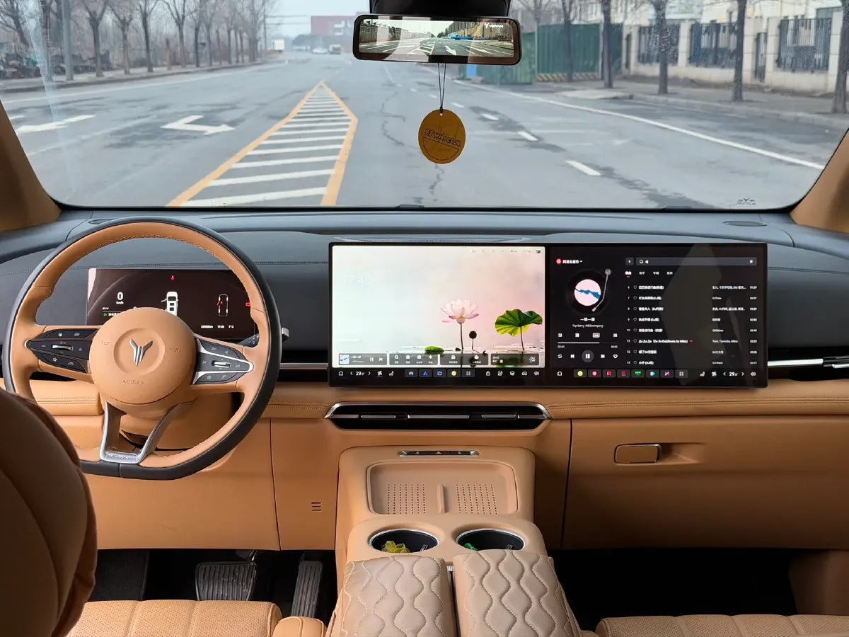 2025 Voyah Dream 1.5T 150HP L4 PHEV 41.7KWH,autocango,china used car exporter,china ev exporter,chinese used car exporter,chinese used ev exporter