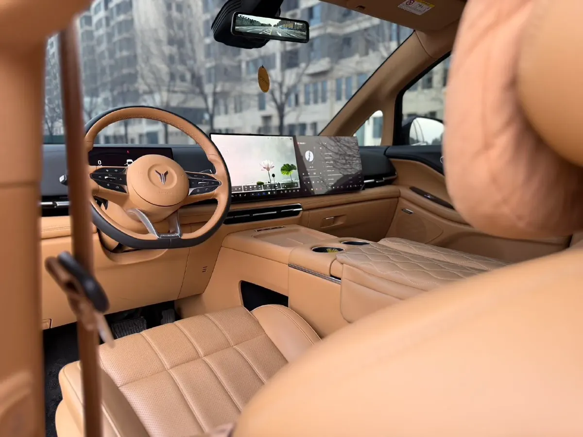 2025 Voyah Dream 1.5T 150HP L4 PHEV 41.7KWH,autocango,china used car exporter,china ev exporter,chinese used car exporter,chinese used ev exporter