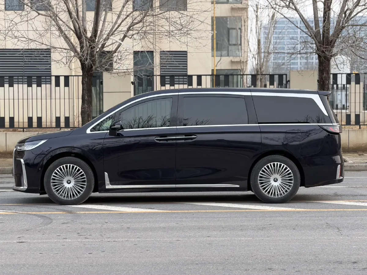 2025 Voyah Dream 1.5T 150HP L4 PHEV 41.7KWH,autocango,china used car exporter,china ev exporter,chinese used car exporter,chinese used ev exporter