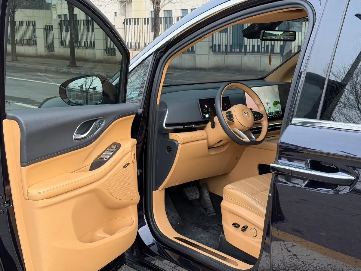 2025 Voyah Dream 1.5T 150HP L4 PHEV 41.7KWH,autocango,china used car exporter,china ev exporter,chinese used car exporter,chinese used ev exporter